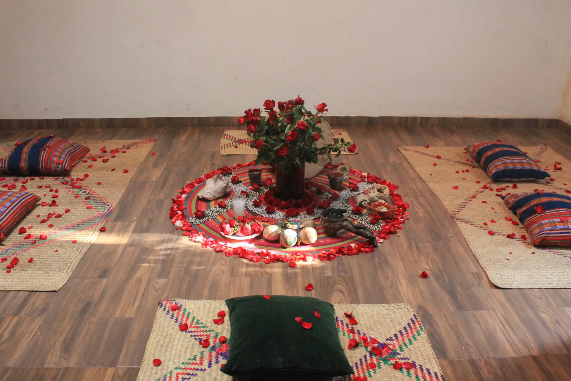 Salón preparado para la ceremonia con un círculo de pétalos de rosa al centro