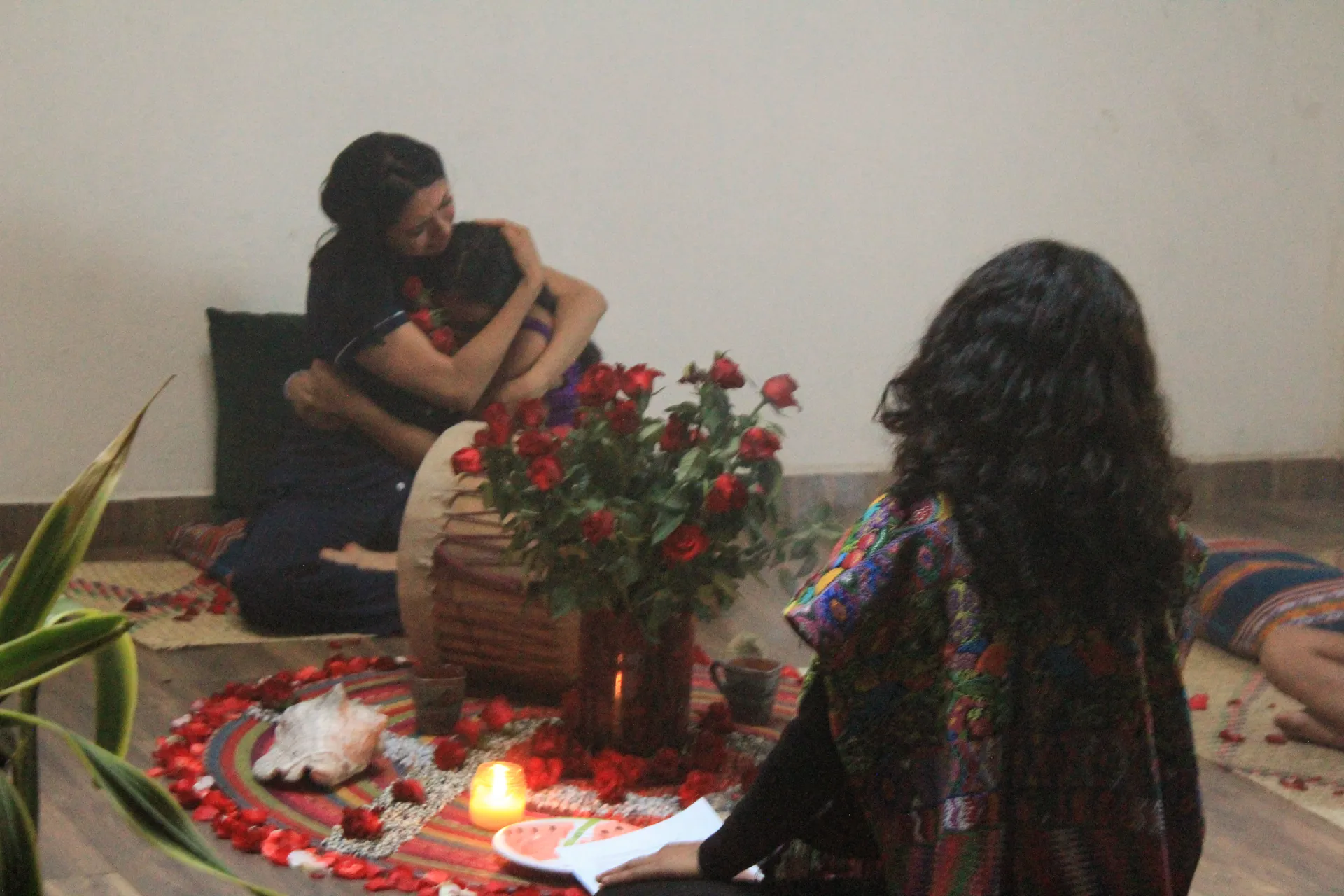 Abrazo junto al altar de rosas al cerrar la ceremonia