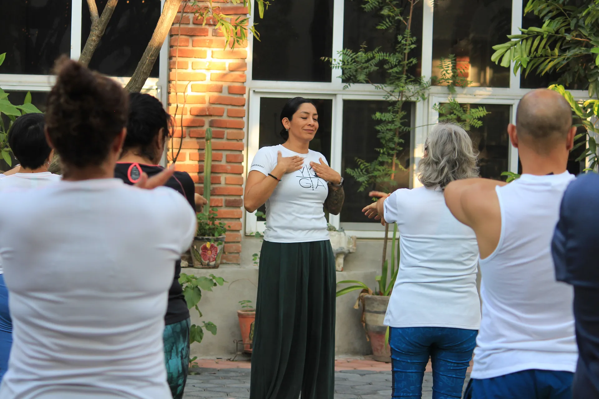 Grupo de pie en el jardín escuchando a la guía