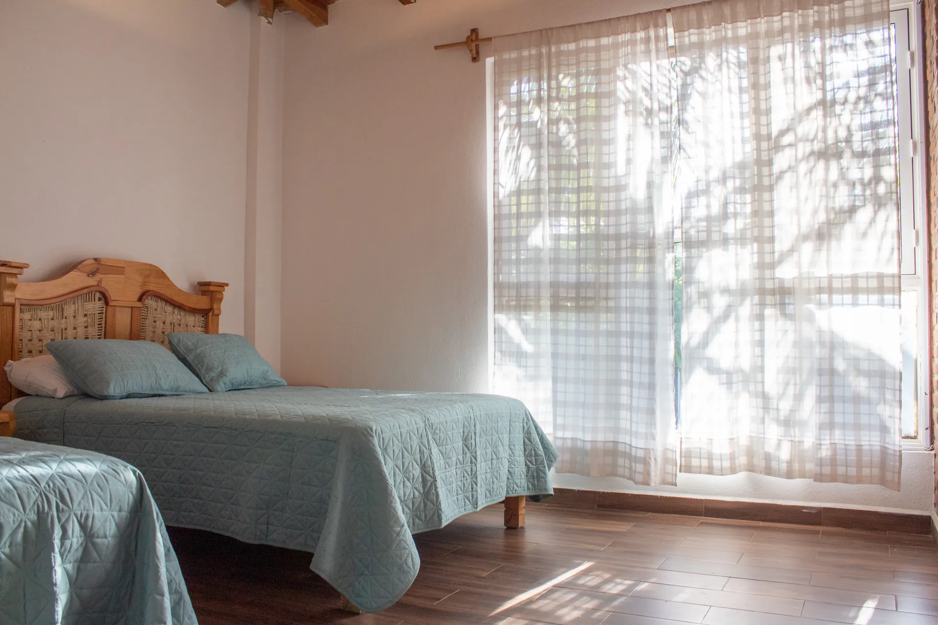 Habitación con cortinas blancas y luz de la mañana