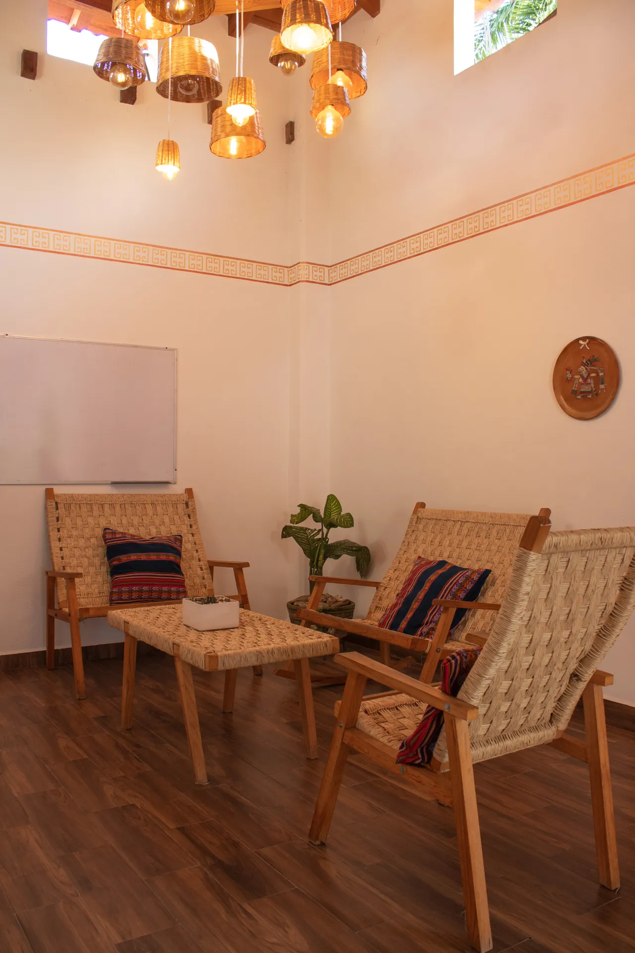 Sala con sillones de palma tejida y cojines de colores