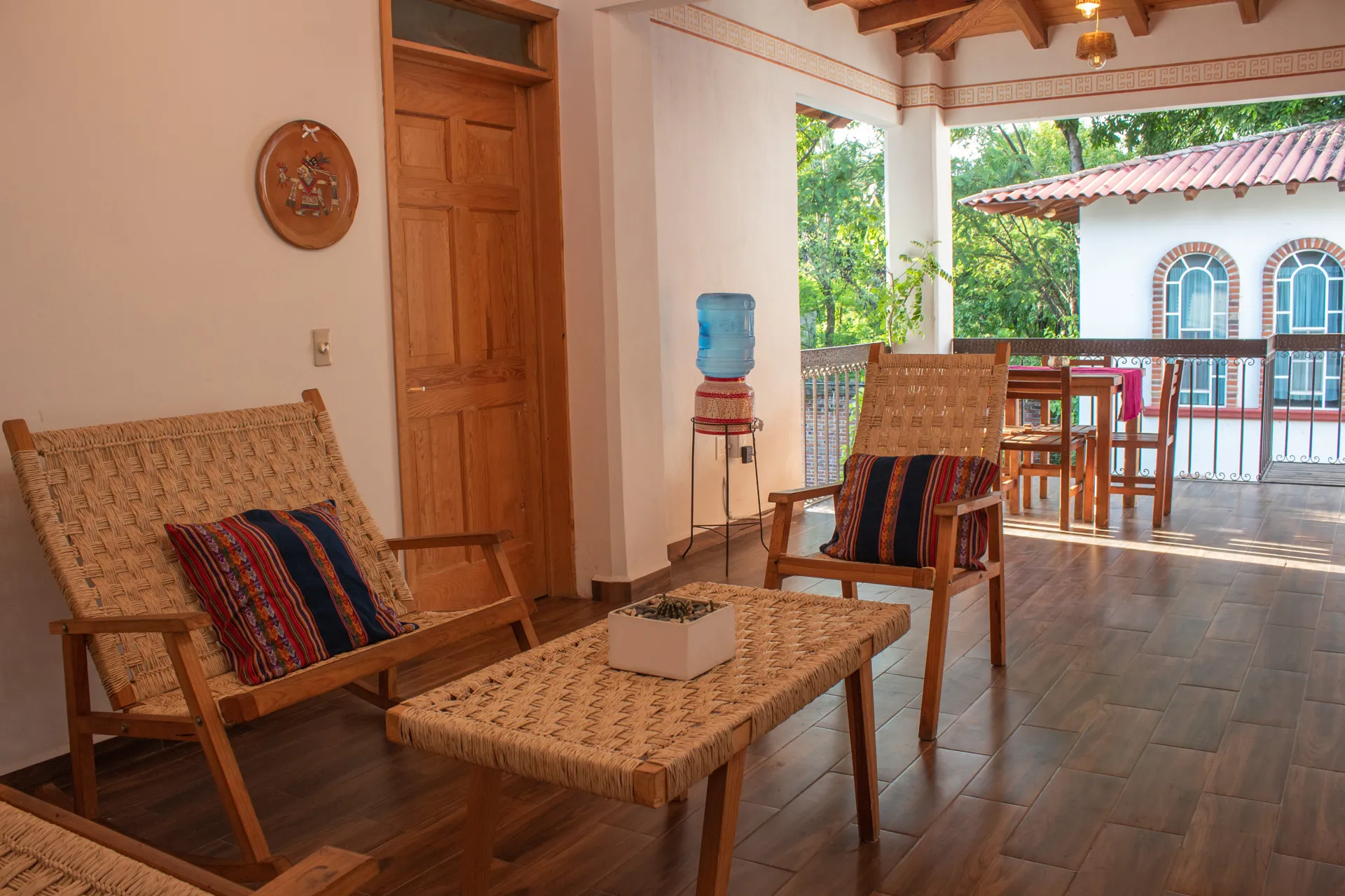 Terraza con sillones de palma tejida y vista al jardín