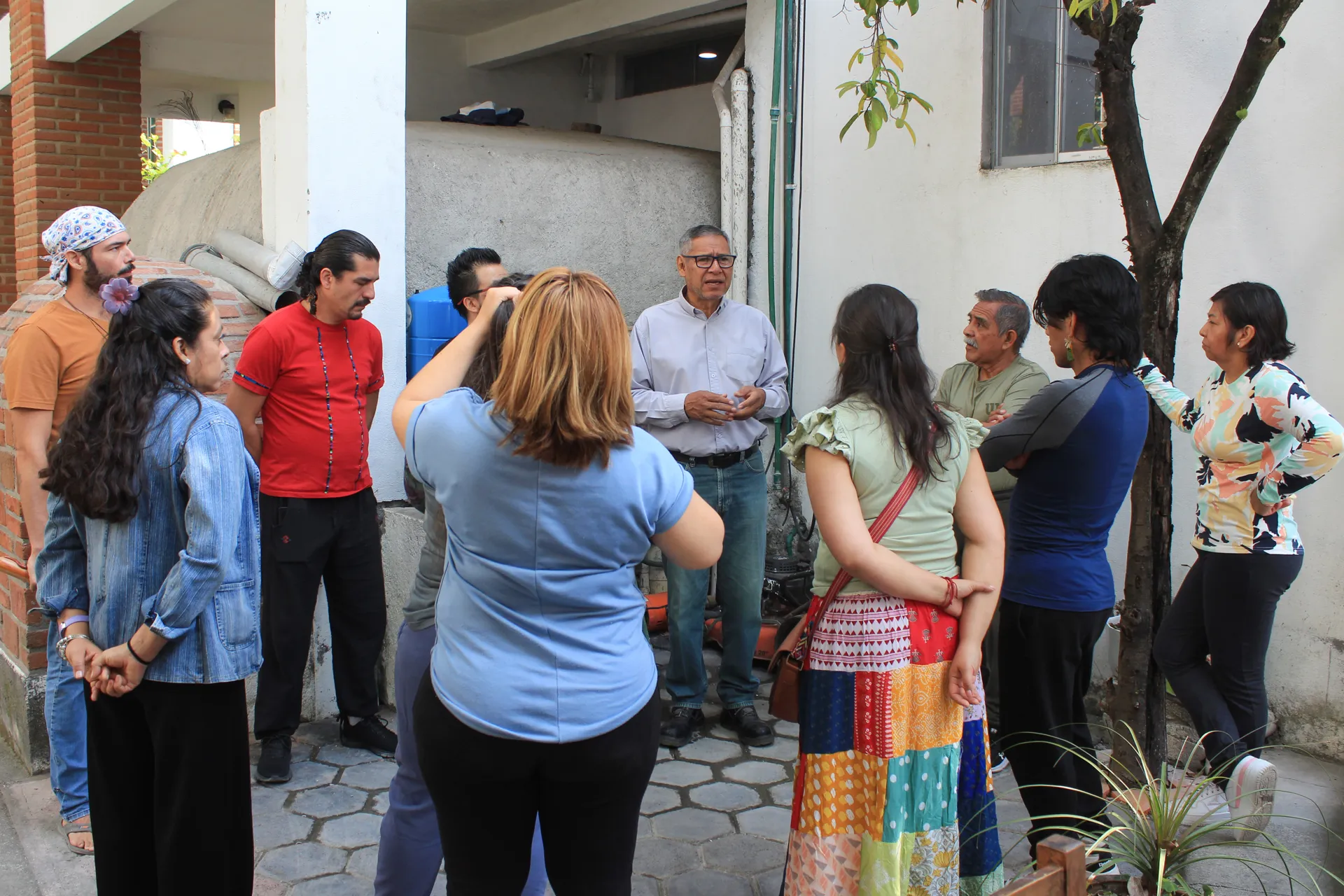 Grupo reunido en el patio al inicio de la jornada